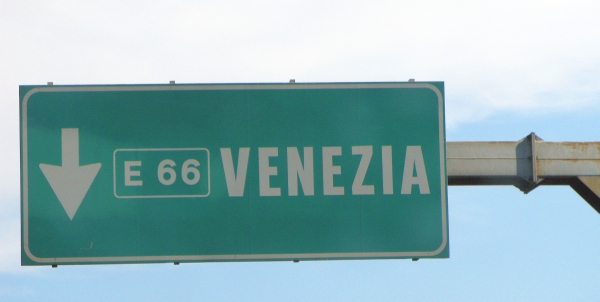 Указатель на шоссе до Венеции - на зеленом фоне