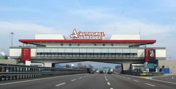 Vairavimas Italijos autostrada Autogrill poilsio stotelė