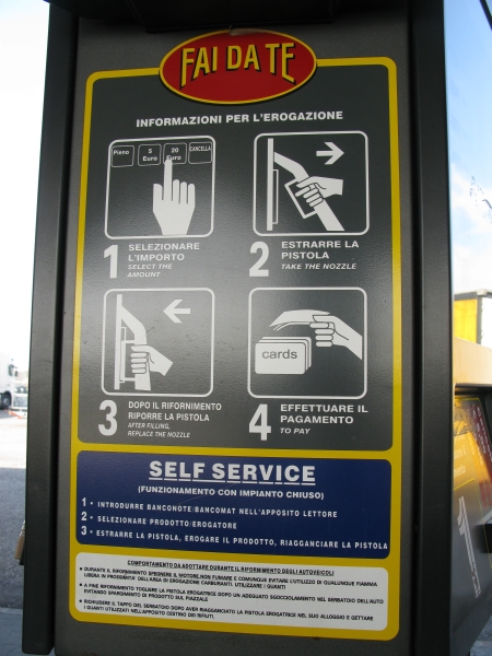 Vairuoja Italijos autostrada degalinę