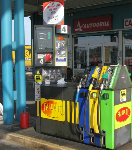Vairuoja Italijos autosrada degalinę
